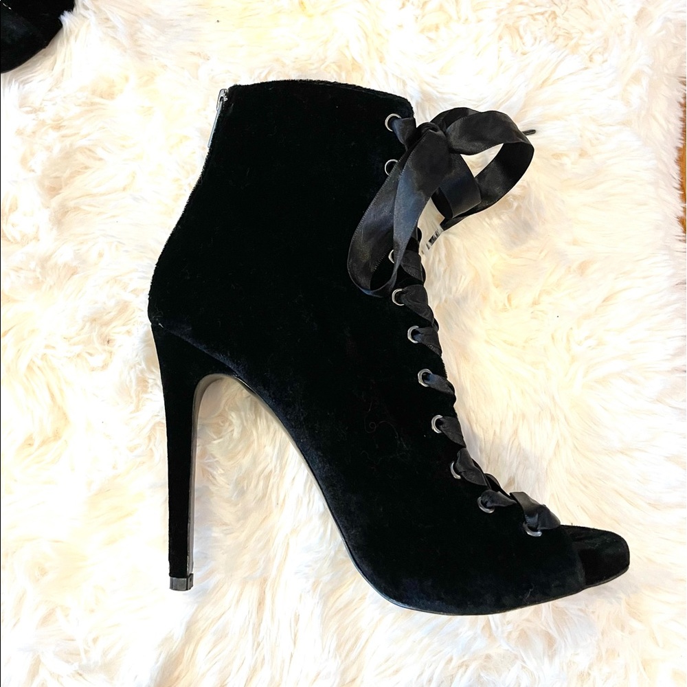 Steve Madden Zepplin Black Velvet Heels size 9